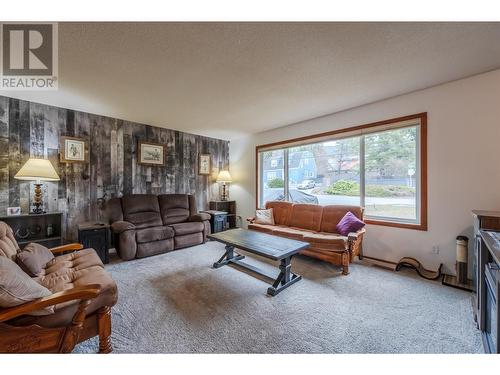 3305 8Th Street, Naramata, BC - Indoor Photo Showing Living Room