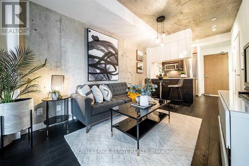 413 - 90 Broadview Avenue, Toronto, ON - Indoor Photo Showing Living Room