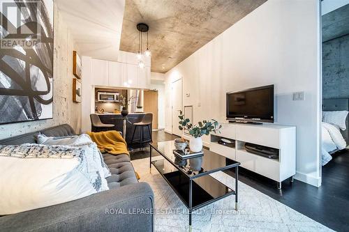 413 - 90 Broadview Avenue, Toronto, ON - Indoor Photo Showing Living Room