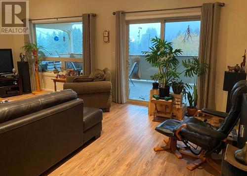 4045 Vale Avenue, Grand Forks, BC - Indoor Photo Showing Living Room