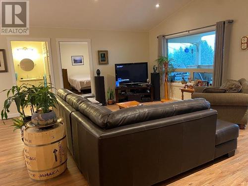 4045 Vale Avenue, Grand Forks, BC - Indoor Photo Showing Living Room