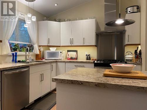 4045 Vale Avenue, Grand Forks, BC - Indoor Photo Showing Kitchen