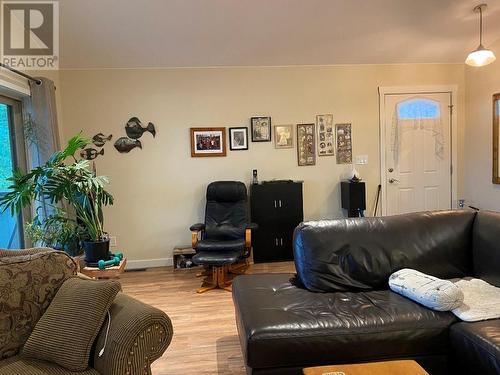 4045 Vale Avenue, Grand Forks, BC - Indoor Photo Showing Living Room