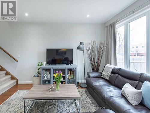 1043 Oakcrossing Gate, London, ON - Indoor Photo Showing Living Room