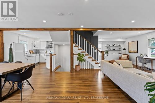 2 Nickerson Avenue N, St. Catharines (442 - Vine/Linwell), ON - Indoor Photo Showing Living Room