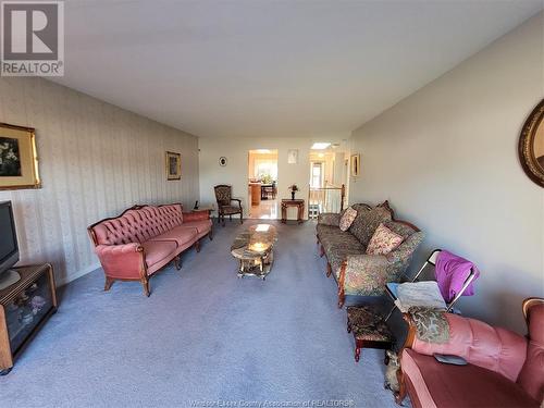 9770 Menard, Windsor, ON - Indoor Photo Showing Living Room