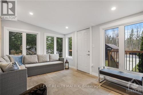 2824 Barts Lane, Ottawa, ON - Indoor Photo Showing Living Room