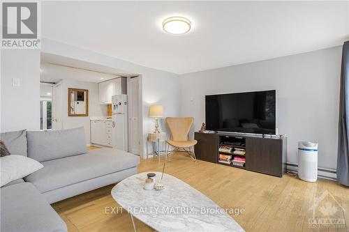 2824 Barts Lane, Ottawa, ON - Indoor Photo Showing Living Room