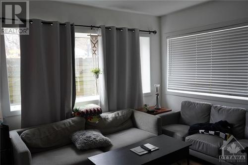 70 Russell Avenue, Ottawa, ON - Indoor Photo Showing Living Room