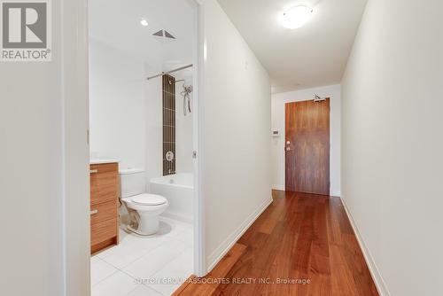 413 - 835 St Clair Avenue W, Toronto, ON - Indoor Photo Showing Bathroom