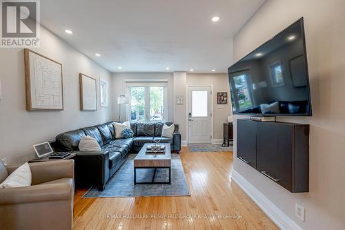 18 Epsom Avenue, Toronto, ON - Indoor Photo Showing Living Room