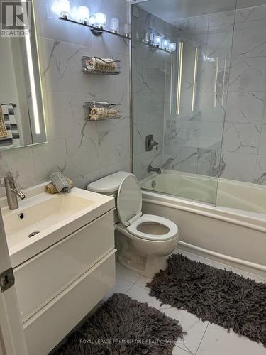 303 - 33 Elm Drive, Mississauga, ON - Indoor Photo Showing Bathroom