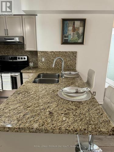 303 - 33 Elm Drive, Mississauga, ON - Indoor Photo Showing Kitchen With Double Sink