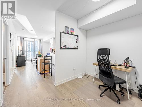 3909 - 11 Wellesley Street W, Toronto, ON - Indoor Photo Showing Office