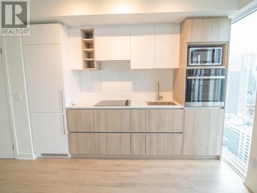 4005 - 319 Jarvis Street, Toronto, ON - Indoor Photo Showing Kitchen