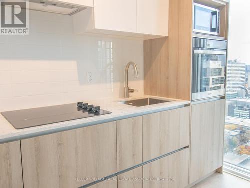 4005 - 319 Jarvis Street, Toronto, ON - Indoor Photo Showing Kitchen