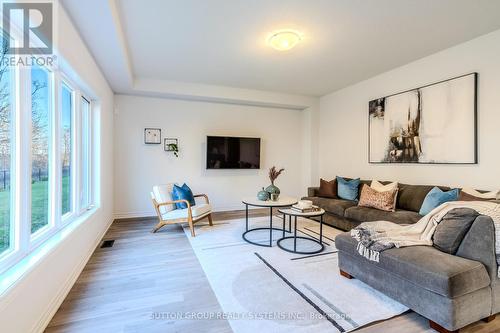 9 Whitton Drive, Brantford, ON - Indoor Photo Showing Living Room