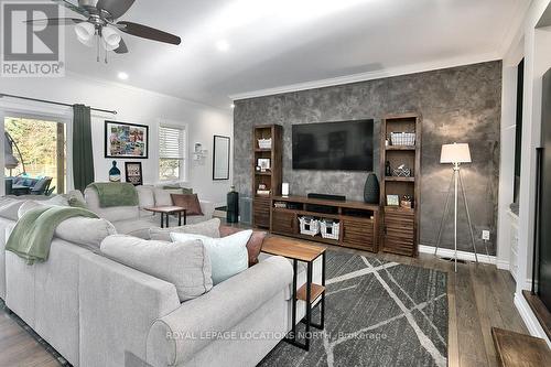 879 15Th Street W, Georgian Bluffs, ON - Indoor Photo Showing Living Room