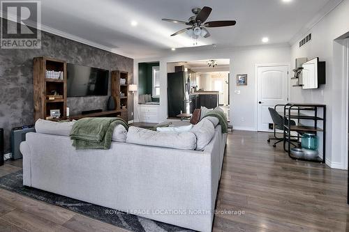 879 15Th Street W, Georgian Bluffs, ON - Indoor Photo Showing Living Room