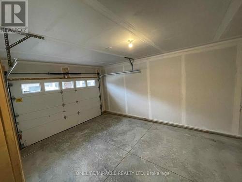 4 - 205 Thames Way, Hamilton, ON - Indoor Photo Showing Garage