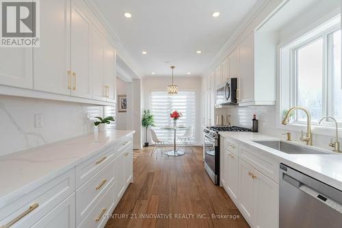 796 Nolan Road, Mississauga, ON - Indoor Photo Showing Kitchen With Upgraded Kitchen