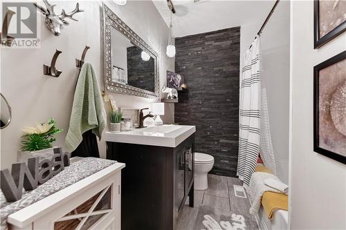 Main floor bathroom - 127 Grant Boulevard, Renfrew, ON - Indoor Photo Showing Bathroom