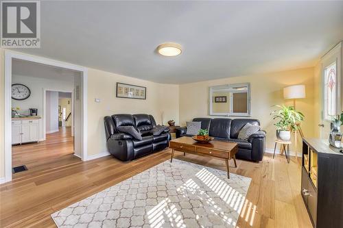 4406 Petrolia Line, Petrolia, ON - Indoor Photo Showing Living Room