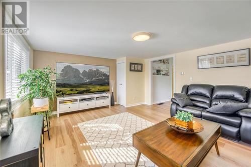 4406 Petrolia Line, Petrolia, ON - Indoor Photo Showing Living Room