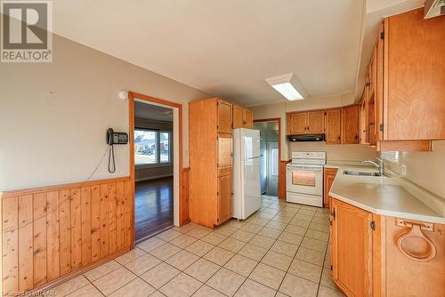 82 Lyndale Crescent, Woodstock, ON - Indoor Photo Showing Kitchen