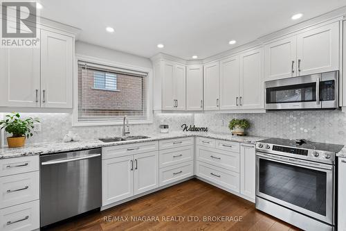 104 Whiteoak Crescent, Welland, ON - Indoor Photo Showing Kitchen With Double Sink With Upgraded Kitchen