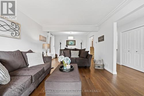 104 Whiteoak Crescent, Welland, ON - Indoor Photo Showing Living Room