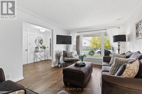 104 Whiteoak Crescent, Welland, ON - Indoor Photo Showing Living Room