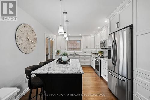 104 Whiteoak Crescent, Welland, ON - Indoor Photo Showing Kitchen With Upgraded Kitchen