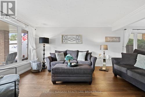 104 Whiteoak Crescent, Welland, ON - Indoor Photo Showing Living Room