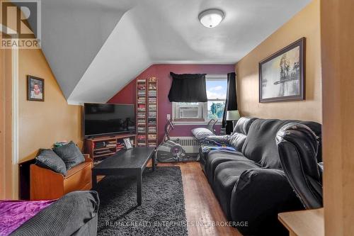 496 Carlton Street, St. Catharines, ON - Indoor Photo Showing Living Room