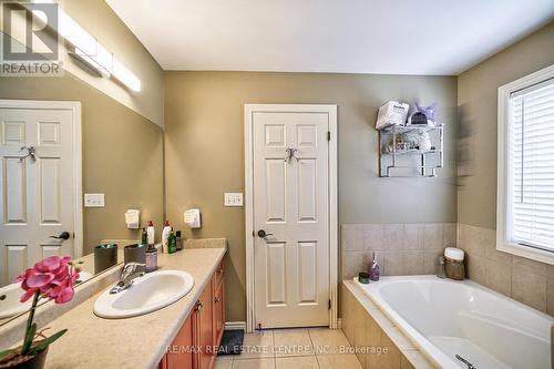 32 Cedarville Drive, Hamilton, ON - Indoor Photo Showing Bathroom