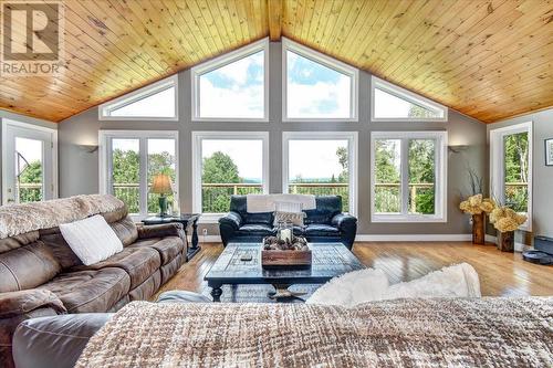 639 Brethour Road, Hastings Highlands, ON - Indoor Photo Showing Living Room