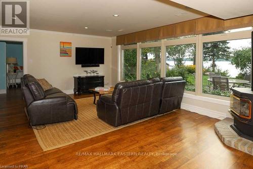 1728 Westview Point Road, Smith-Ennismore-Lakefield, ON - Indoor Photo Showing Living Room