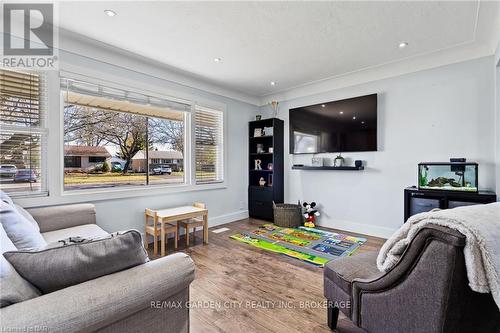 417 Clare Avenue, Welland (769 - Prince Charles), ON - Indoor Photo Showing Living Room