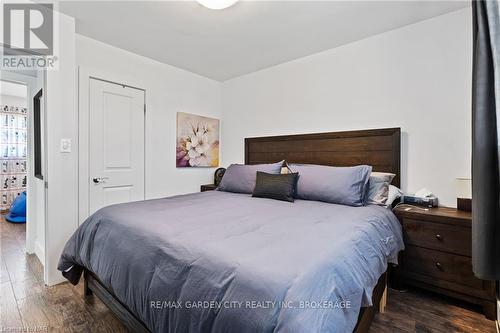 417 Clare Avenue, Welland (769 - Prince Charles), ON - Indoor Photo Showing Bedroom