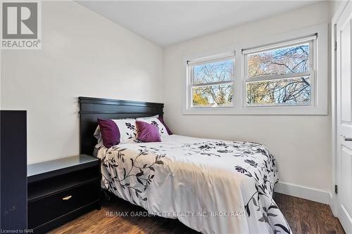 417 Clare Avenue, Welland (769 - Prince Charles), ON - Indoor Photo Showing Bedroom