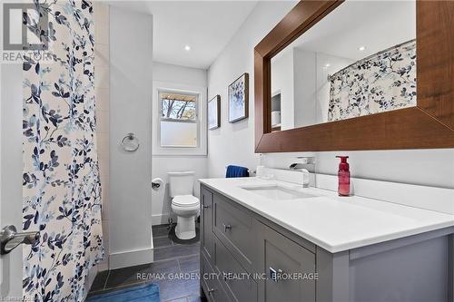 417 Clare Avenue, Welland (769 - Prince Charles), ON - Indoor Photo Showing Bathroom