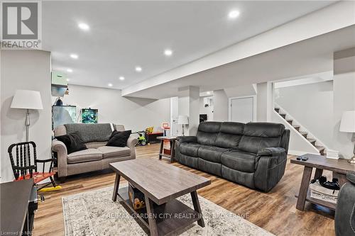 417 Clare Avenue, Welland (769 - Prince Charles), ON - Indoor Photo Showing Living Room