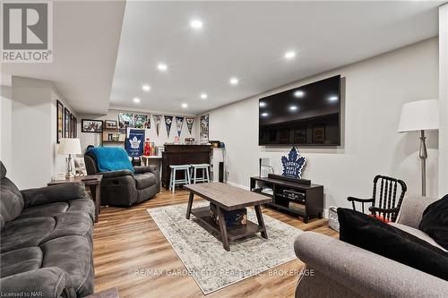 417 Clare Avenue, Welland (769 - Prince Charles), ON - Indoor Photo Showing Living Room