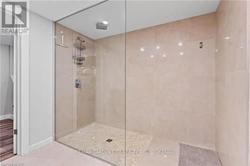 417 Clare Avenue, Welland (769 - Prince Charles), ON - Indoor Photo Showing Bathroom