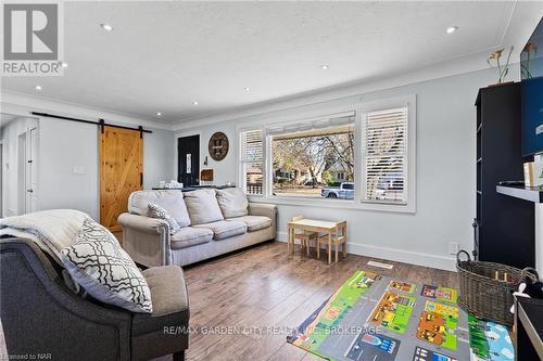 417 Clare Avenue, Welland (769 - Prince Charles), ON - Indoor Photo Showing Living Room