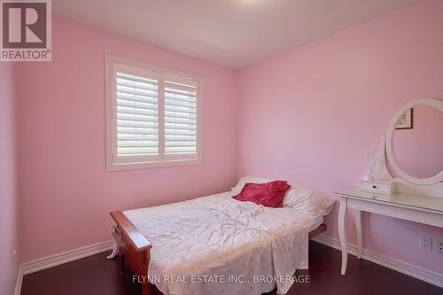 8207 Beaver Glen Drive, Niagara Falls (213 - Ascot), ON - Indoor Photo Showing Bedroom