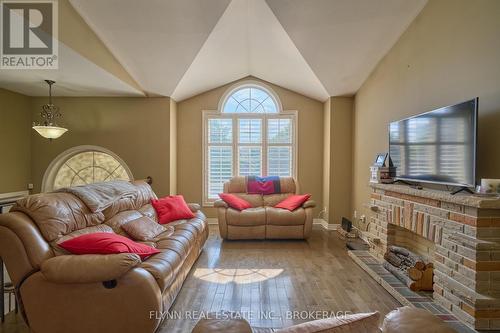 8207 Beaver Glen Drive, Niagara Falls (213 - Ascot), ON - Indoor Photo Showing Living Room With Fireplace