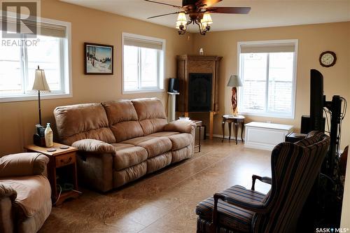 602 Mountain Street, Moosomin, SK - Indoor Photo Showing Living Room