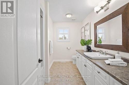 47 Burt Avenue, New Tecumseth, ON - Indoor Photo Showing Bathroom